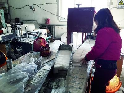 暗访洁雪纸制品厂:原料纸放地上工人徒手包 多流入餐馆_新闻中心_大河网